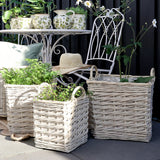 Skandináv stílusú fűzfa kaspók növényekkel berendezett teraszon