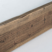 Részletfotó a natúr szilfa keret erezetéről és természetes felületéről.