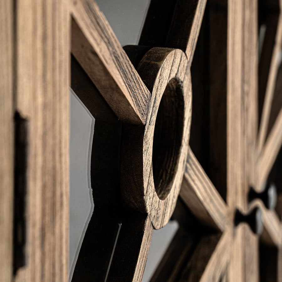 Keresztrácsos díszítés közelről a Norvik szilfa vitrines szekrény ajtaján