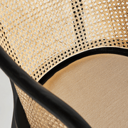 Nuchis karosszék részlet, rattan háttámla és világos ülőpárna közelről