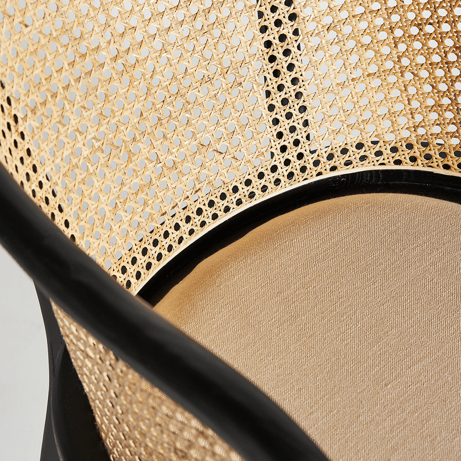 Nuchis karosszék részlet, rattan háttámla és világos ülőpárna közelről