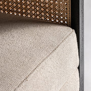 Fekete színre festett mangófából készült, rattan betétes kialakítású, bézs színű szövettel kárpitozott fotel.