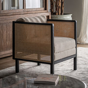 Fekete színre festett mangófából készült, rattan betétes kialakítású, bézs színű szövettel kárpitozott fotel.