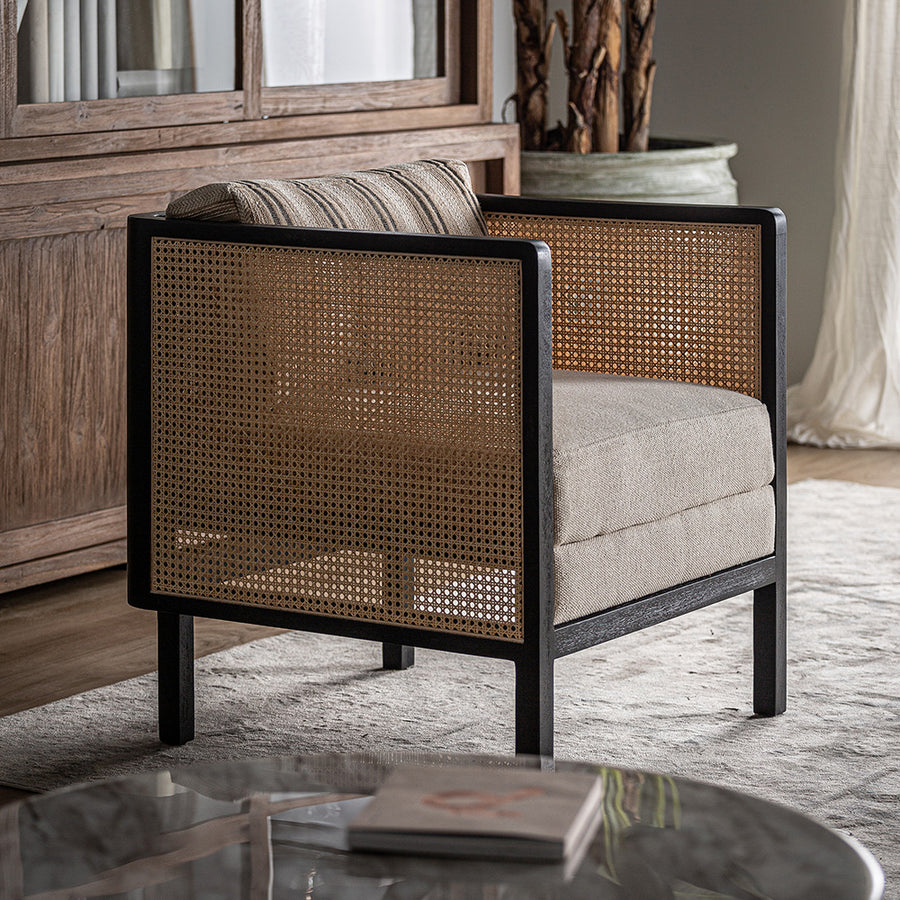 Fekete színre festett mangófából készült, rattan betétes kialakítású, bézs színű szövettel kárpitozott fotel.