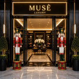 Nagyméretű NUTCRACKER diótörő figurák elegáns karácsonyi üzletbejáratnál