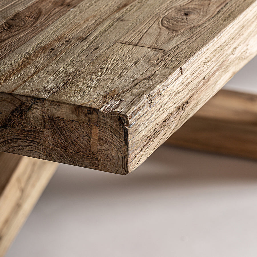 Natúr színű, újrahasznosított vasúti talpfából készült, exkluzív formatervezett étkezőasztal.