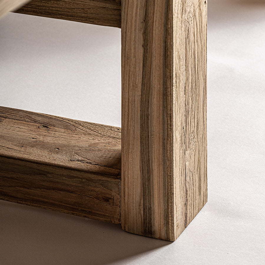 Natúr színű, újrahasznosított vasúti talpfából készült, exkluzív formatervezett étkezőasztal.