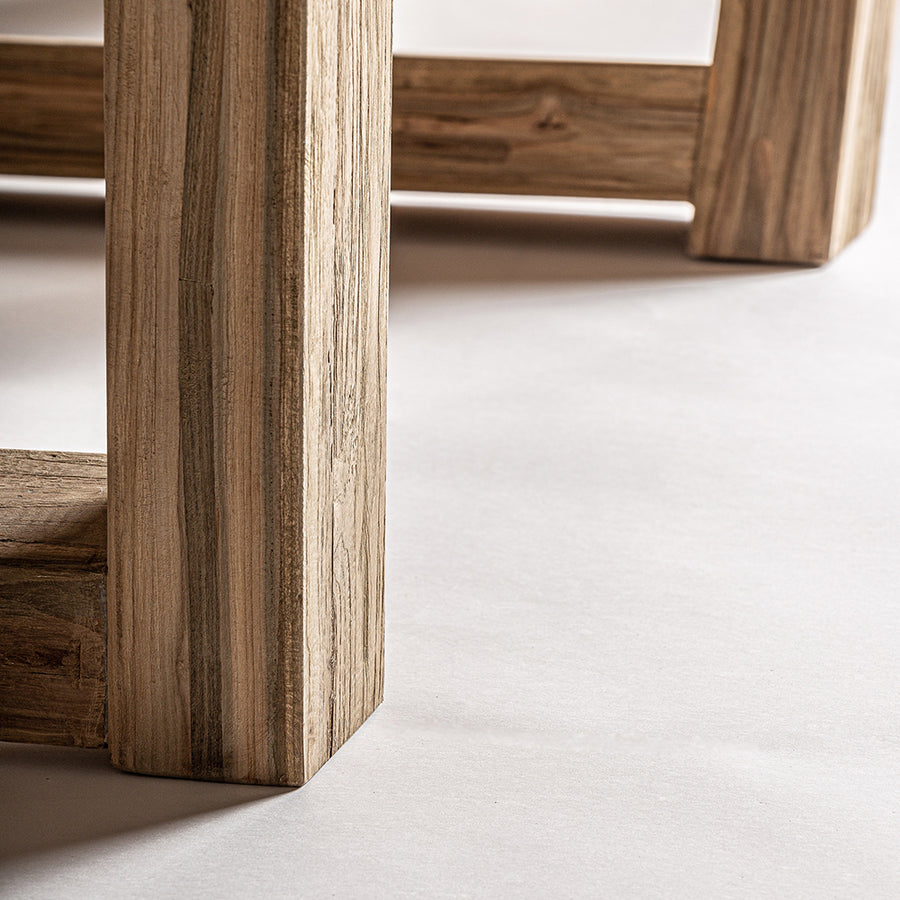 Natúr színű, újrahasznosított vasúti talpfából készült, exkluzív formatervezett étkezőasztal.