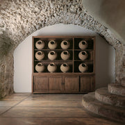 Koloniál ihletésű, modern rusztikus stílusú, natúr színű, finoman antikolt felületű, újrahasznosított vasúti talpfákból készült, óriás méretű, kézműves vitrines szekrény