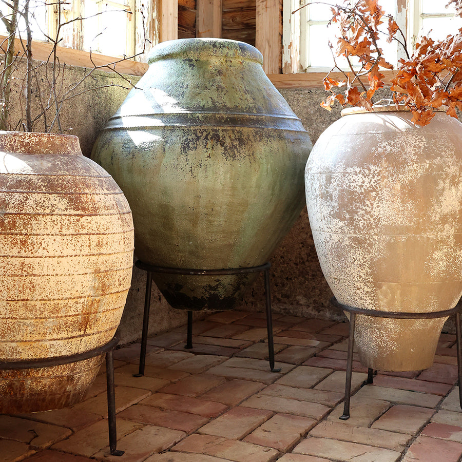 Krém színű, patinás felületű Odin lábas kaspó rusztikus belső térben
