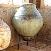Patinás zöld színű, antik stílusú Odin óriás kaspó beltéri elhelyezésben