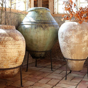 Antik zöld Odin óriás lábas kaspó rusztikus belső térben, más kaspók mellett