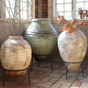 Óriás antik zöld Odin kaspó világos belső térben, patinás felülettel