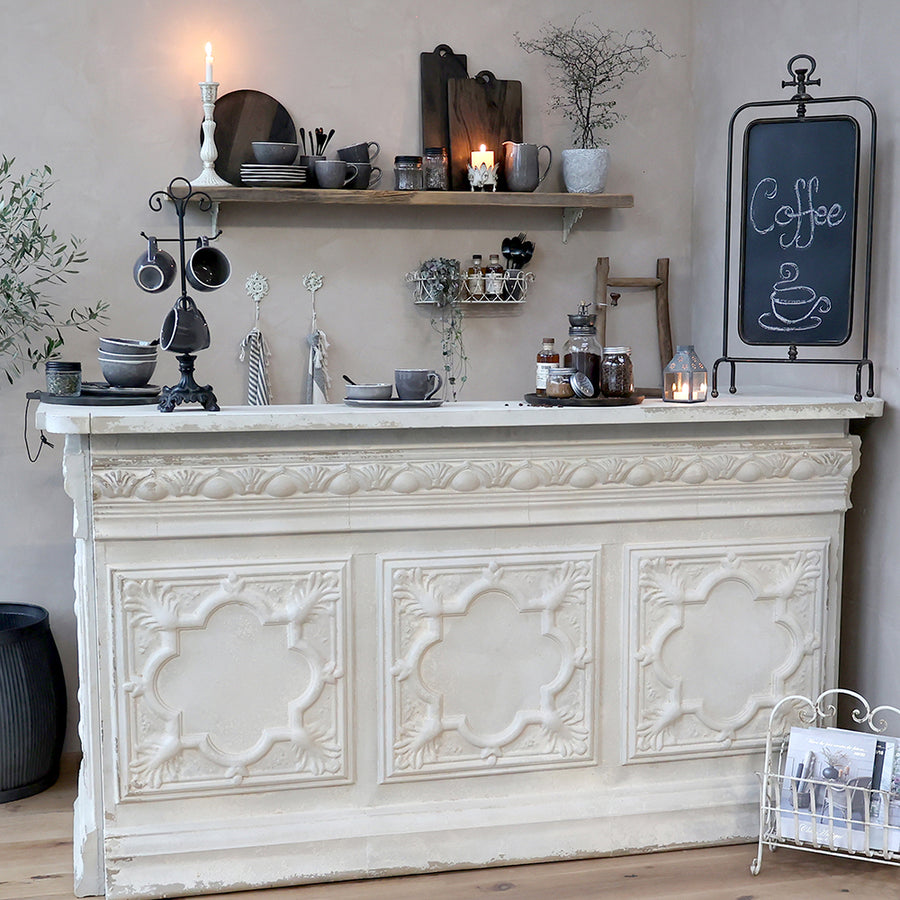 Antikolt felületű Old French fémpult kávézó dekorációval, rusztikus hangulatban.