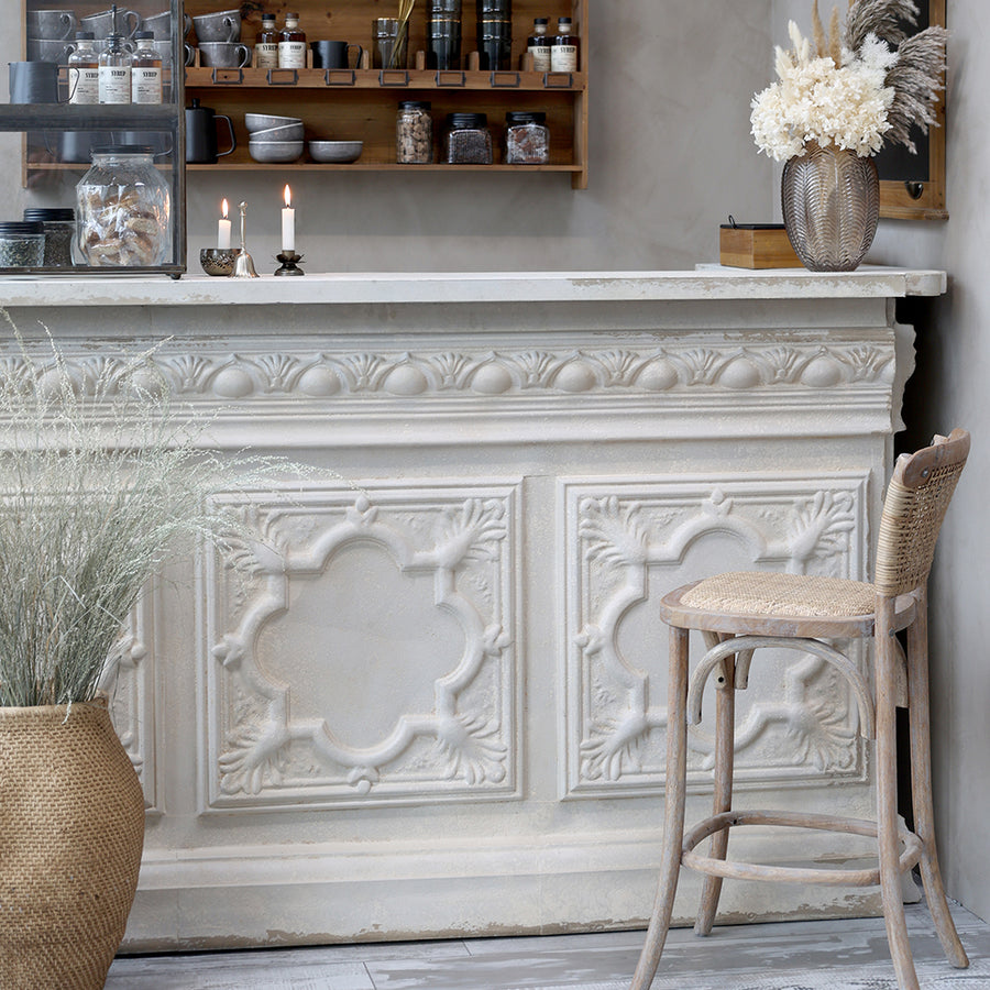 Részlet az Old French fémpult klasszikus díszített ornamentikájáról.