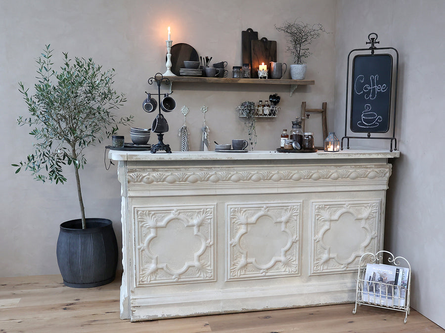 Old French fehér fémpult vintage stílusú enteriőrben, kiegészítőkkel dekorálva.