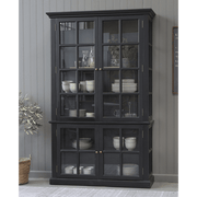 Fekete színű, 4 ajtós vitrines szekrény.