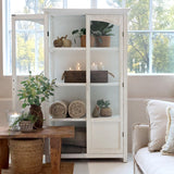 Antik krém vitrines szekrény berendezett enteriőrben, természetes fényben