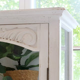 Old French vitrines szekrény antikolt festett felületének részlete