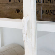 Antik krém vitrines szekrény ajtófogantyú részlete finoman kopott felülettel