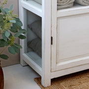 Old French vitrines szekrény alsó zárt tárolórészének részlete