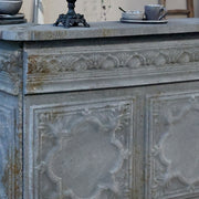 Old French mokka fémpult részletfotó, gazdag ornamentikával és antikolt felületi textúrával.