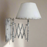 Krémszínű, állítható mélységű fém falilámpa.