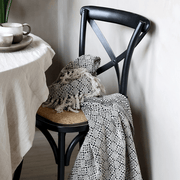 Old French étkezőszék részletfotó – A háttámlán lévő keresztmerevítés és a fonott ülőlap közeli képe.