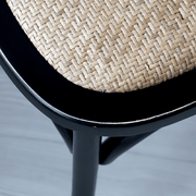 Fonott ülőfelület közelről – Természetes textúra és finoman antikolt fekete keret.