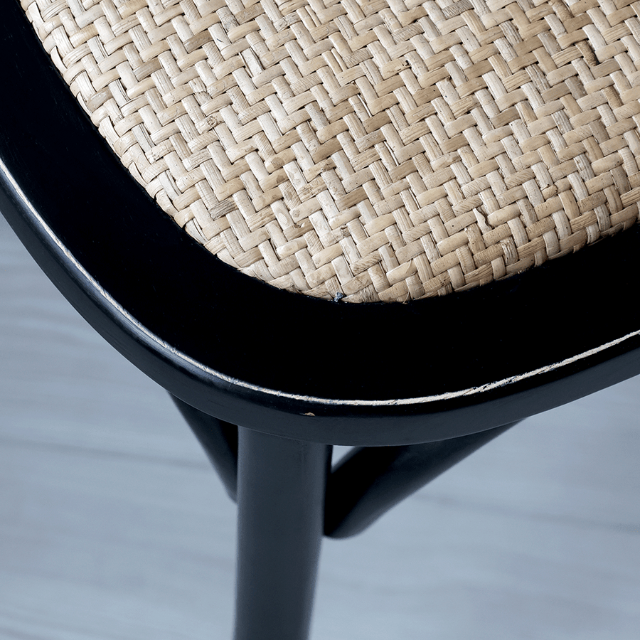 Fonott ülőfelület közelről – Természetes textúra és finoman antikolt fekete keret.