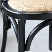 Old French szék ívelt lábrész részlet – A masszív fa szerkezet és ívelt forma elegáns találkozása.