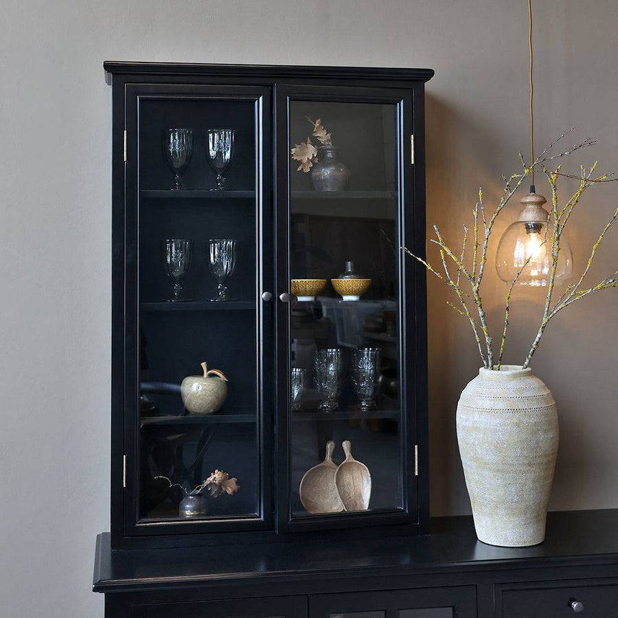 Old French vitrines faliszekrény dísztárgyakkal berendezve, fekete színben, falra szerelve.