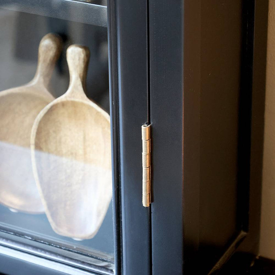 Rézszínű zsanér részlet az Old French vitrines szekrény ajtaján, aprólékos kidolgozással.