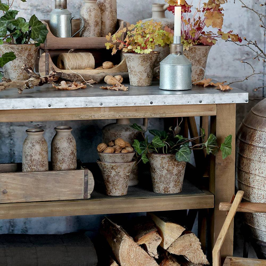 Old French konyhasziget polcain dekoratív kaspók, diók és őszi hangulatú díszek.