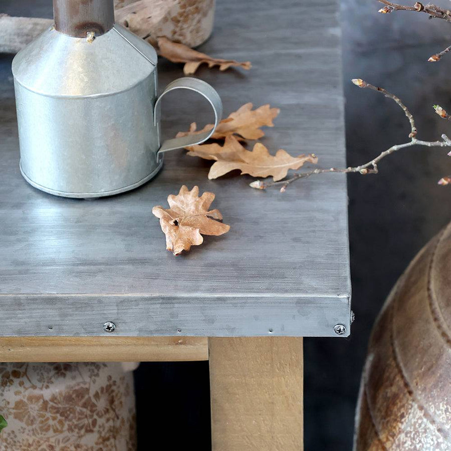 A konyhasziget robusztus cink felületének sarka közelről, ipari hangulatú megjelenéssel.