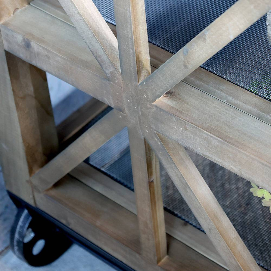 Kereszttartó fa oldalrész a konyhasziget oldalán, autentikus rusztikus formavilágban.