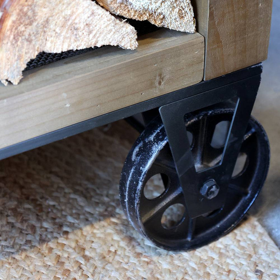 Erőteljes ipari kerék részlet a konyhasziget alsó részén, fekete vasból.