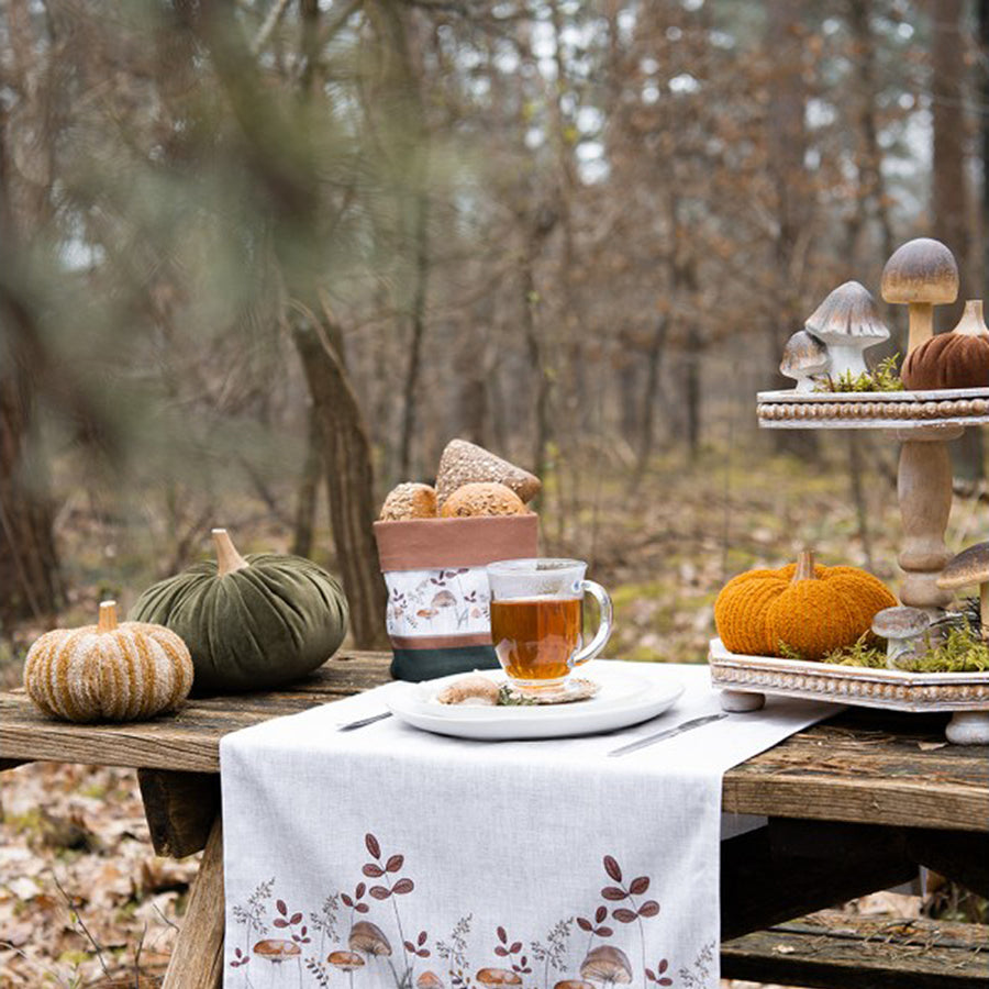 Dekoratív vintage kínáló rusztikus hangulatú tálaláshoz, kerti asztalon használva.