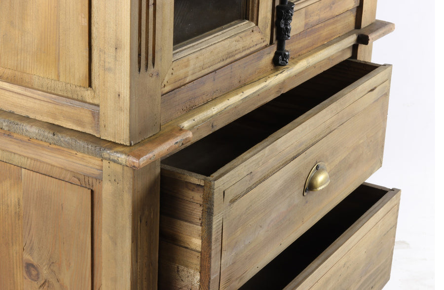 Fiók részlet és antikolt fém fogantyú