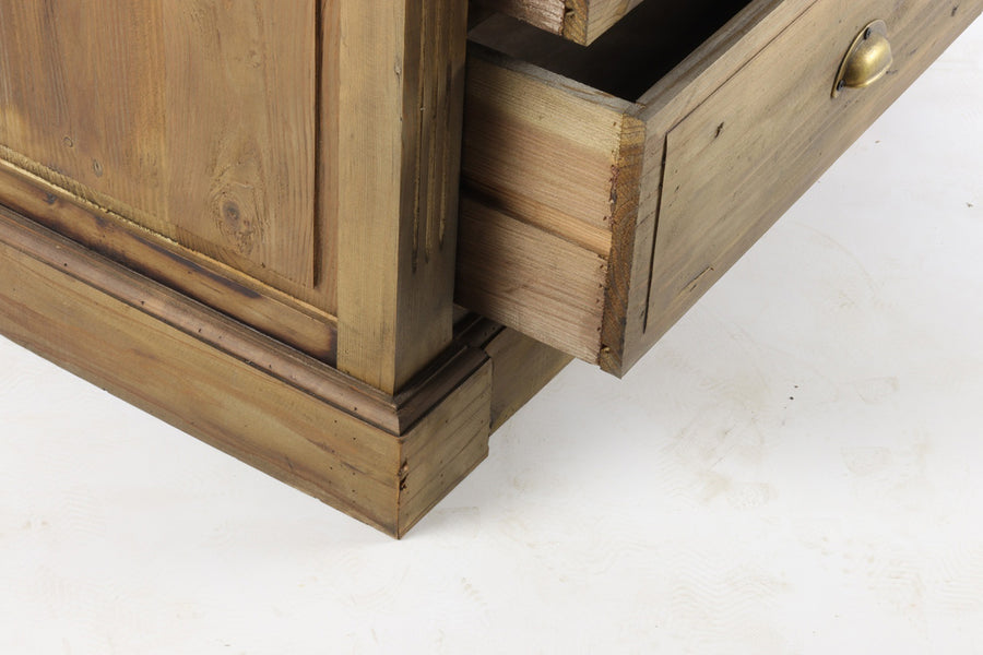 Fiókok nyitva, részletgazdag faerezet és fémfogantyúk