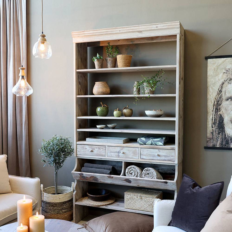 Tálalószekrény nappaliban dekorációval berendezve, rusztikus francia vidéki stílusban.