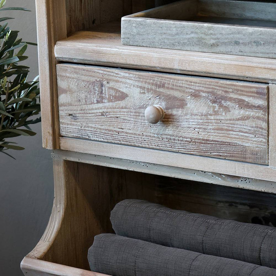 Fenyőfa tálalószekrény kézműves fiókkialakítással, természetes faerezet részletekkel.