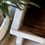 Old French tálalószekrény sarka közelről, újrahasznosított fa finom öregedési nyomaival.