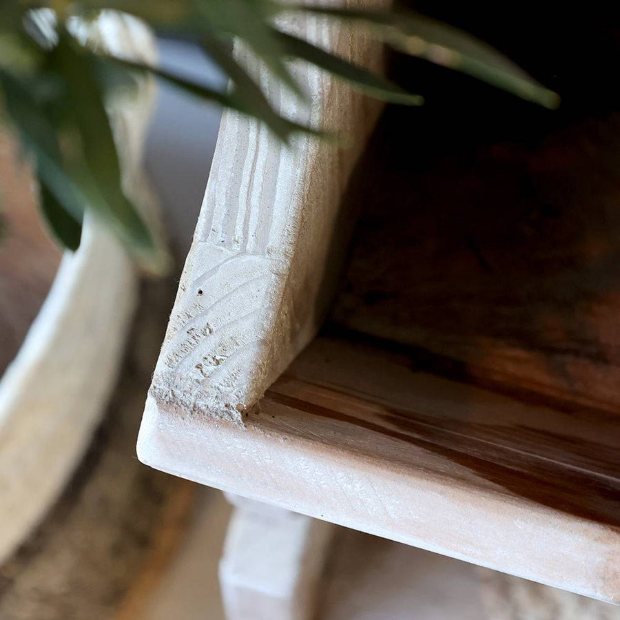 Old French tálalószekrény sarka közelről, újrahasznosított fa finom öregedési nyomaival.