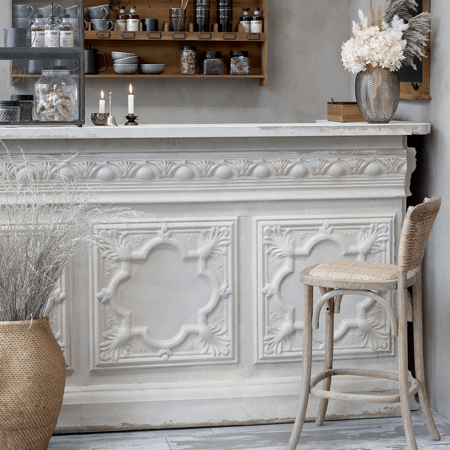 Barátságos konyhai enteriőr a Chic Antique bárszékkel a pult mellett