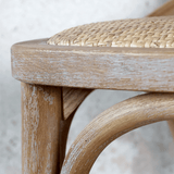 Közelkép az Old French bárszék ülőfelületéről és rattan fonású részleteiről.
