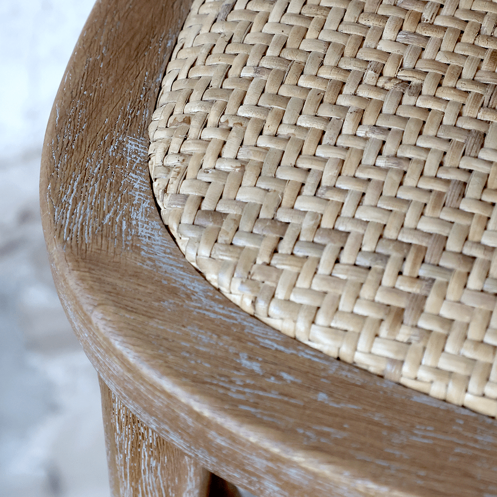Fonott rattan ülőlap és ívelt faváz részlet közelről, Old French bárszéken.