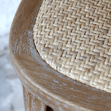 Fonott rattan ülőlap és ívelt faváz részlet közelről, Old French bárszéken.