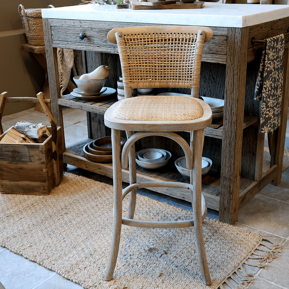 A Chic Antique bárszék rusztikus fa konyhapult mellett, hangulatos enteriőrben