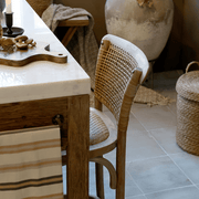 A bárszék háttámlája és ülőfelülete oldalnézetből, világos, natúr környezetben